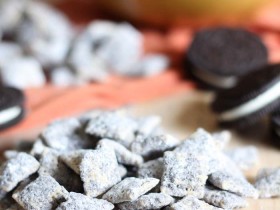 Cookies and Cream Muddy Buddies! Only 4 ingredients... these are insanely addictive and delicious!