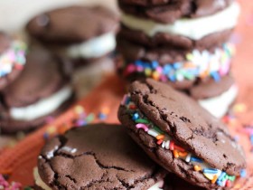Homemade Birthday Cake Oreos! These are so fun and delicious!  The Cake Batter Frosting is incredible!