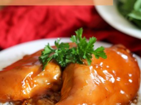 Slow Cooker Sweet and Saucy Chicken! A super easy meal that tastes amazing! #slowcooker #chicken