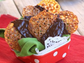 Brown Buttercrunch Cookies from The Girl Who Ate Everything!... These cookies are a show-stopper! They are buttery and delicious and would make a fantastic addition to your cookie plates! #cookie #recipe #bloggercookieexchange