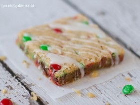 M & M Cookie Bars from I Heart Nap Time at www.chef-in-training.com ... These make the perfect treat for any holiday party and also make great neighbor gifts! #cookie #recipe