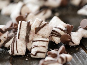 Chocolate Covered Strawberry Muddy Buddies on chef-in-training.com ...An easy, delicious and addictive recipe! These are incredible! #dessert #recipe #chocolate