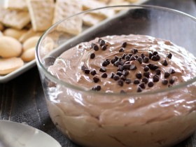 Skinny Brownie Batter Dip on chef-in-training.com ...This is a great way to hit that chocolate craving with a little less guilt! #recipe #dessert