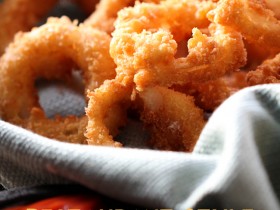 Restaurant Style Onion Rings from chef-in-training.com ...These are SO easy to make and taste like they come straight from a restaurant! #recipe #appetizer