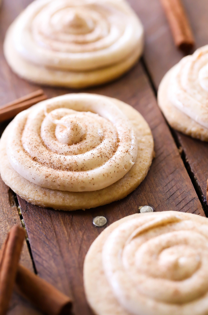 Cinnamon Roll Sugar Cookies... These cookies taste JUST like a cinnamon roll! The cookies are soft and chewy and the frosting is FABULOUS!
