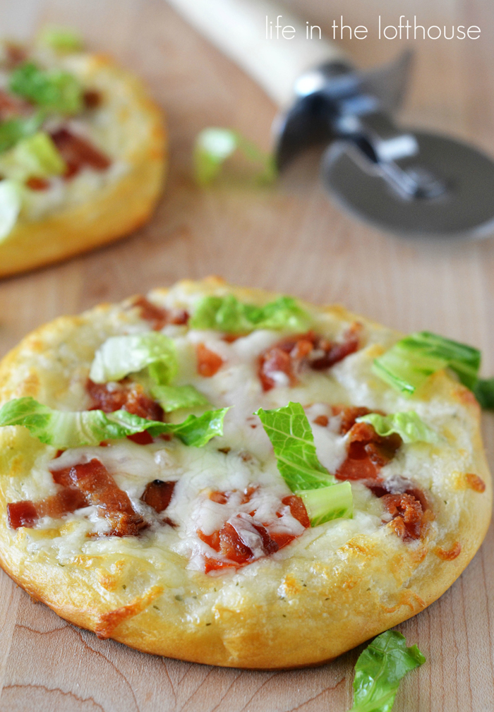 Mini BLT Pizzas from Life as a Lofthouse on chef-in-training.com …These pizzas are AMAZING!