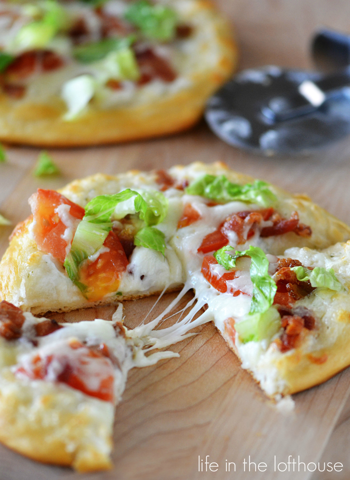 Mini BLT Pizzas from Life as a Lofthouse on chef-in-training.com …These pizzas are AMAZING!