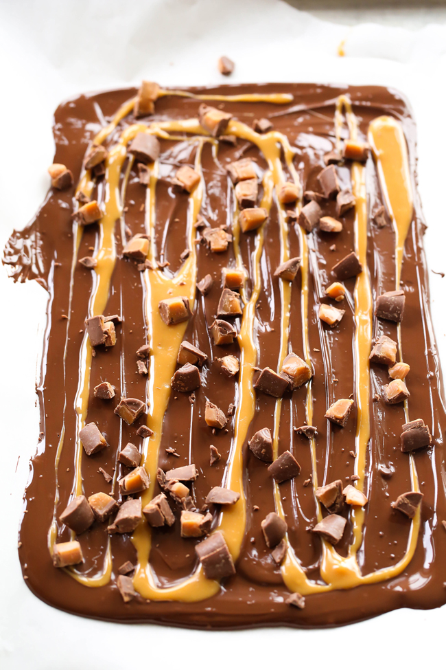 ROLO Pretzel Bark... An extremely simple yet tasty chocolate-caramel treat that only takes a few minutes to put together and tastes absolutely incredible! It is the perfect combo of sweet and salty! #sponsored
