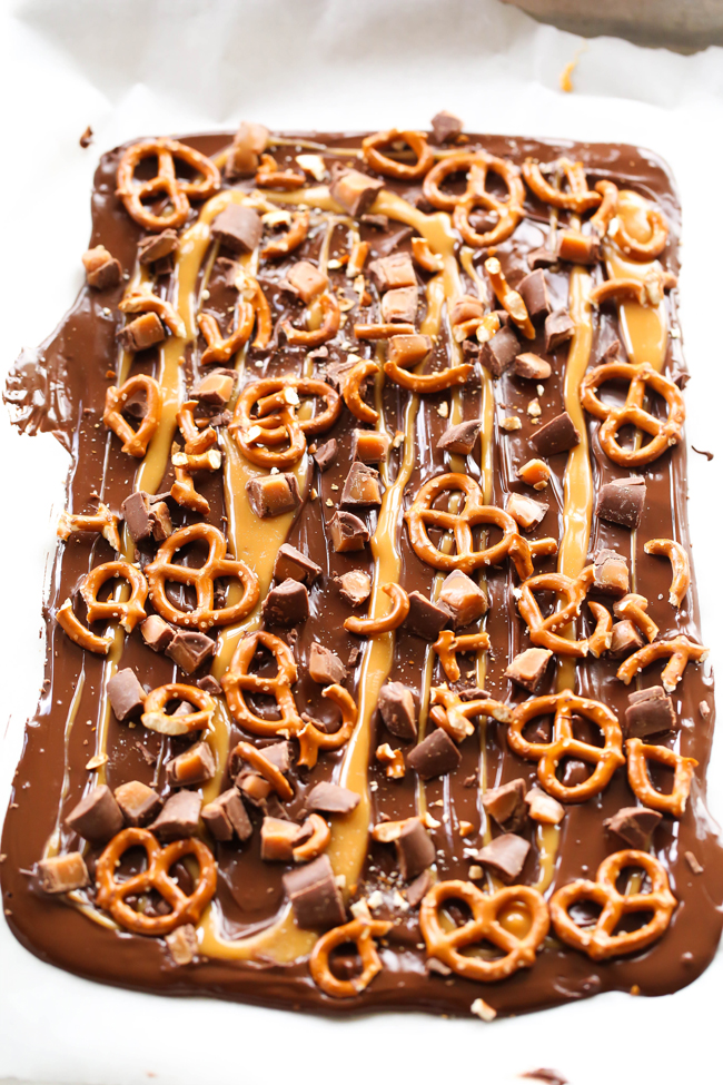 ROLO Pretzel Bark... An extremely simple yet tasty chocolate-caramel treat that only takes a few minutes to put together and tastes absolutely incredible! It is the perfect combo of sweet and salty! #sponsored