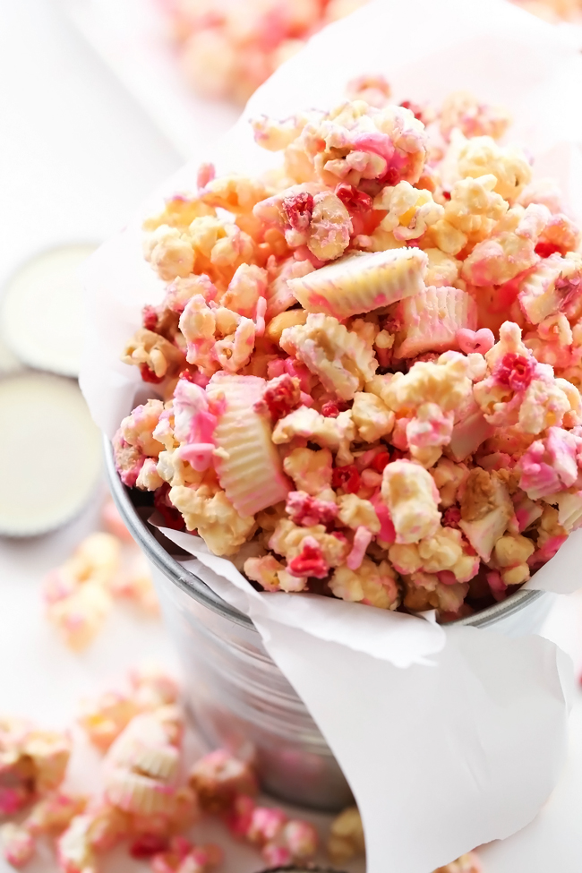 REESE'S Sweetheart Popcorn... A tasty and festive popcorn that is a delicious blend of white chocolate, peanut butter, peanuts and of course REESE's chocolates! #sponsored