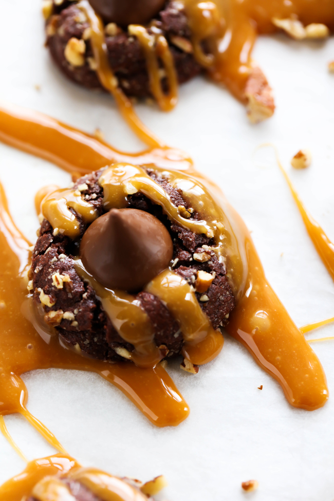 These HERSHEY'S KISSES Turtle Pudding Cookies are soft, chewy and loaded with chocolate, caramel and pecans! They are topped with a HERSHEY'S KISSES Chocolate for the perfect finishing touch! #sponsored HERSHEY'S Chocolate.